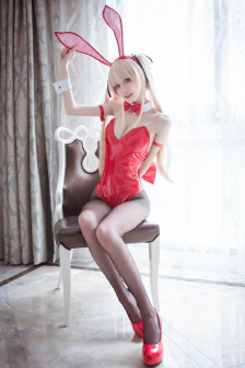 年轻夫妻把小孩哄睡后开监控